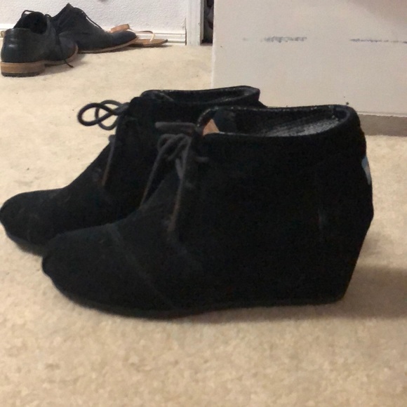 Size 8 1/2 Black Toms Wedges (barely worn) - Picture 2 of 5